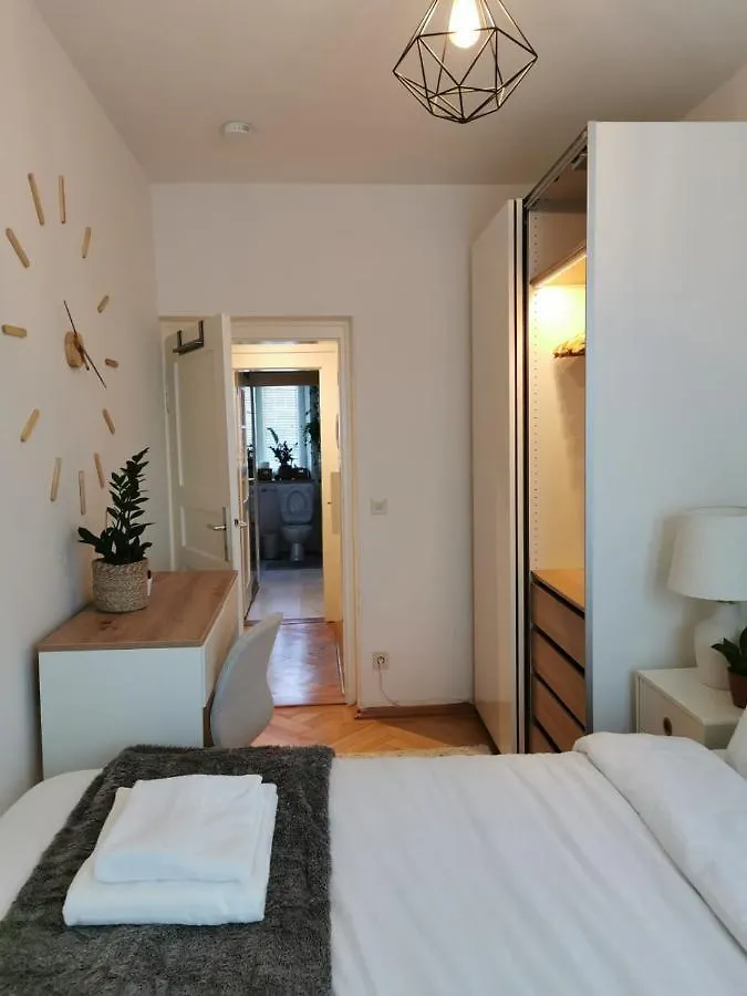 Elegant 2 Bd Apartment Munich Germany