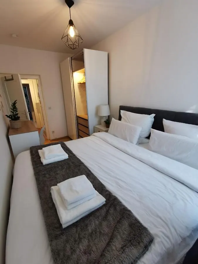 Elegant 2 Bd Apartment Munich